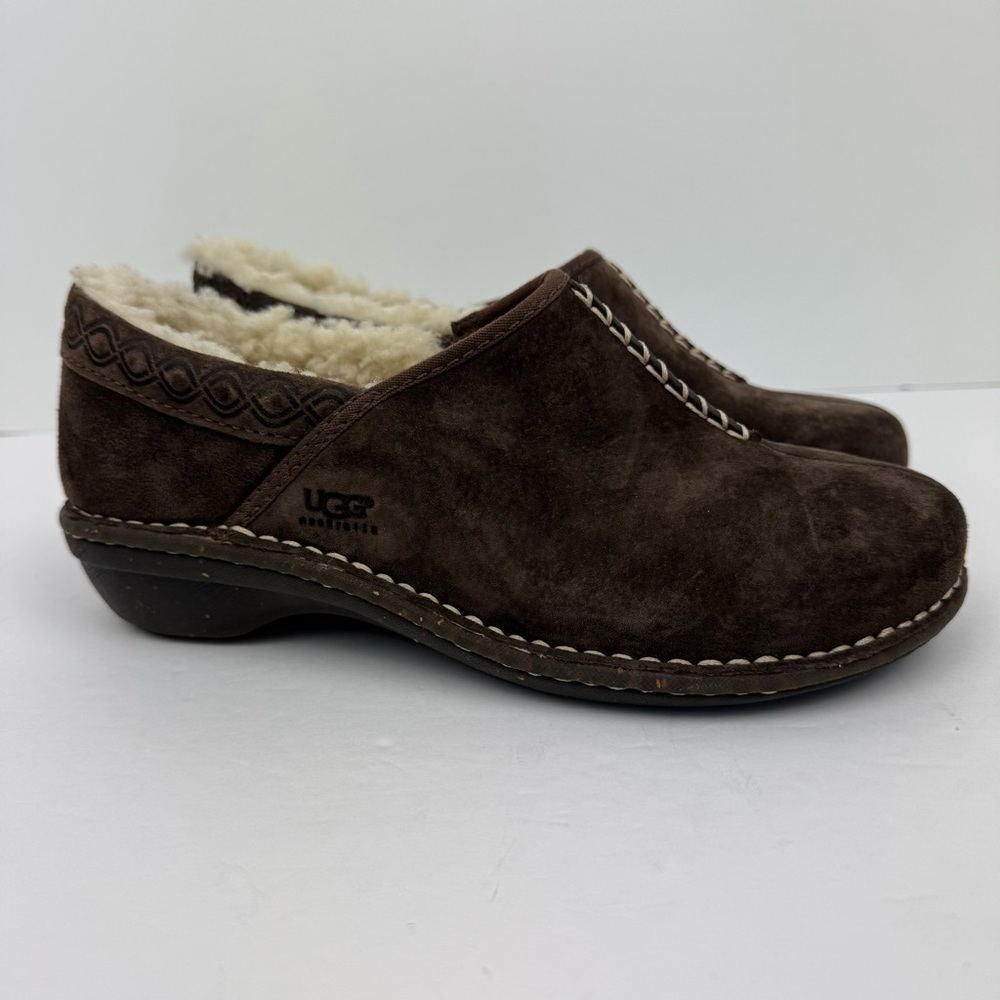 UGG Australia 1757 Bettey brown suede slip-on clogs sheepskin lining. Size 8.